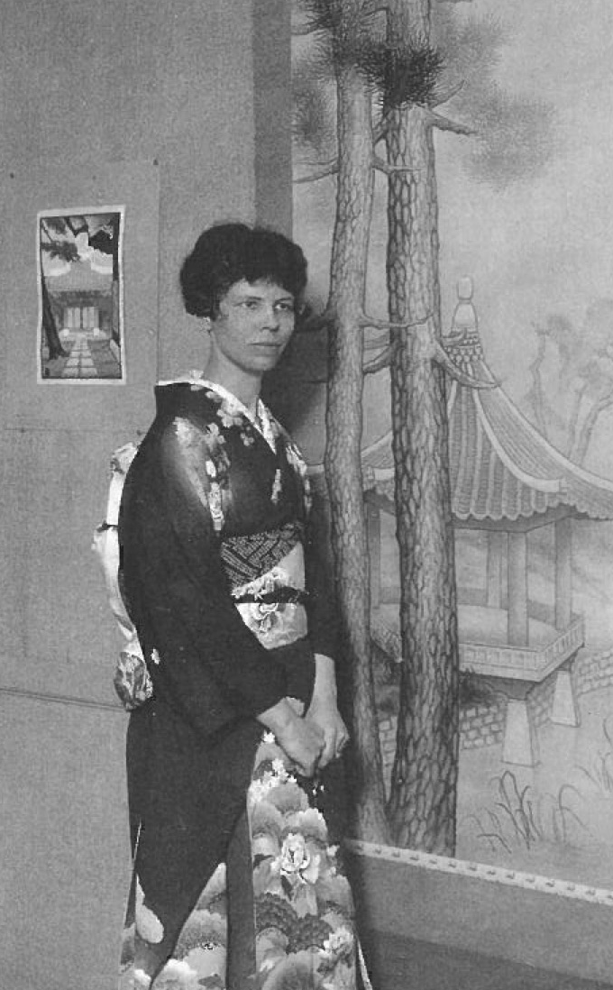 Lilian Miller, dressed in a kimono in America in the early 1930s (<em>Vassar Quarterly</em>, 1932.)