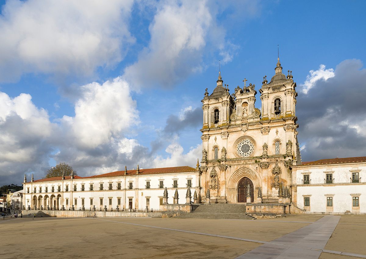 The <em>Mosteiro de Santa Maria de Alcobaca</em>, listed as a UNESCO world heritage site, is just across the street from the original Alcôa location.