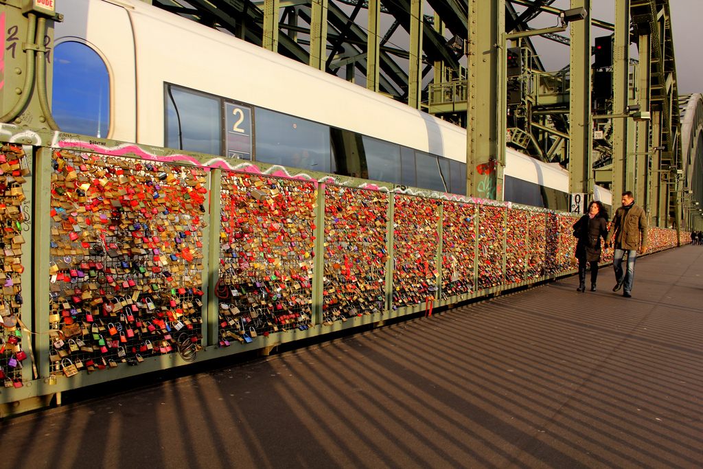 The not so romantic truth behind love lock bridges - six-two by