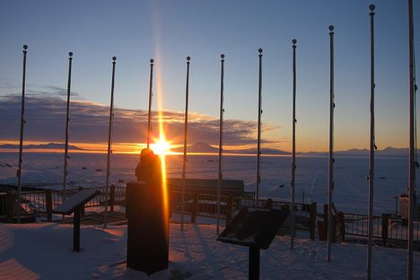 Midnight at McMurdo's chalet deck. (sandwichgirl/Flickr)