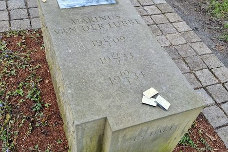 People sometimes leave matchboxes at van der Lubbe's grave.