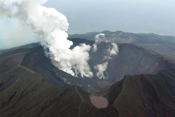 The active volcano on Miyakejima. (Creative Commons)
