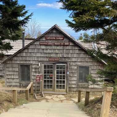 If you want to stay at this old-timey inn, you’ll have to hike there yourself.