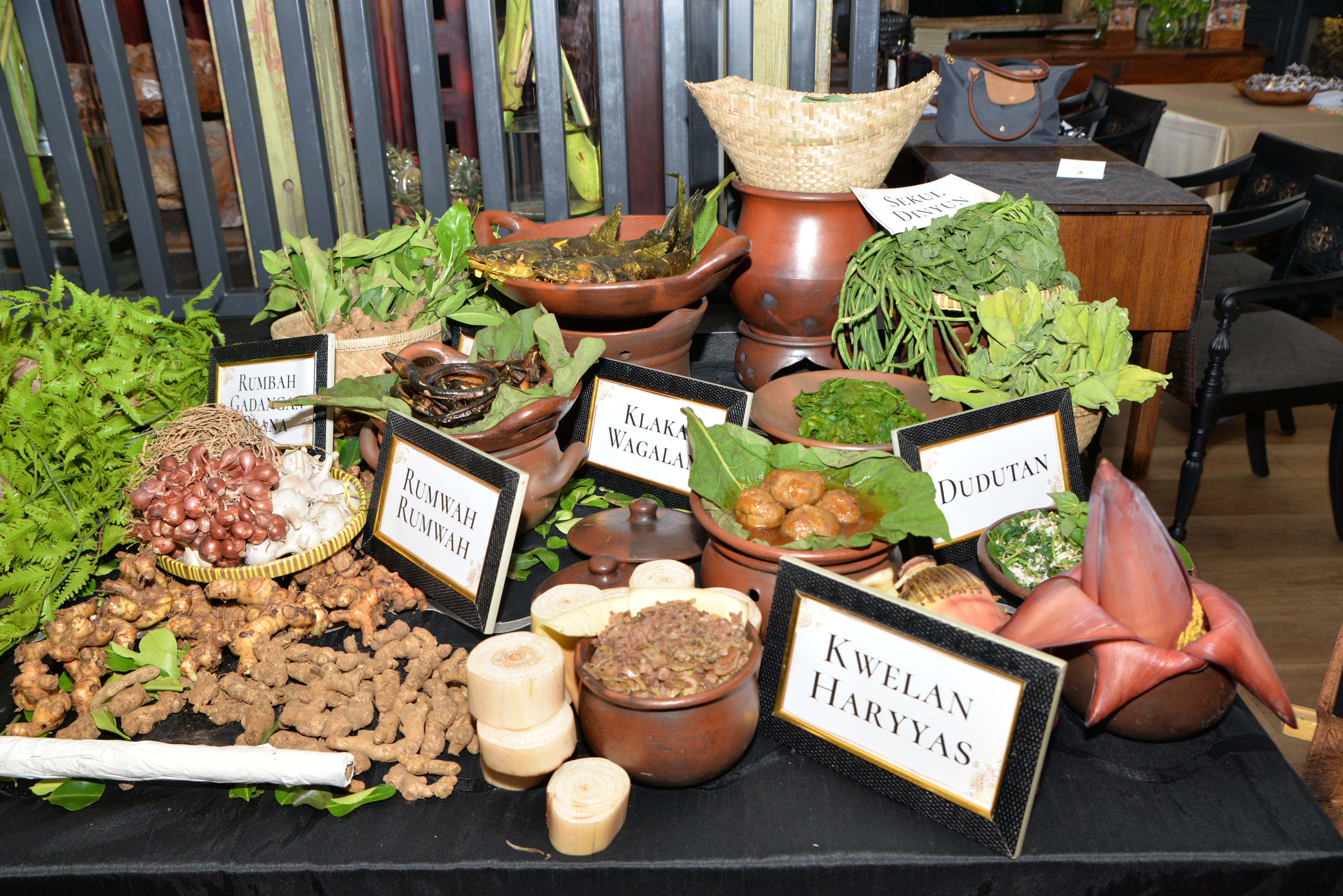 This display at the National Museum in Jakarta shows vegetables, fish, and cooking tools from ancient Mataram.