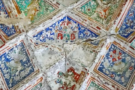 This fresco in the palace is said to have inspired the Taj Mahal. 