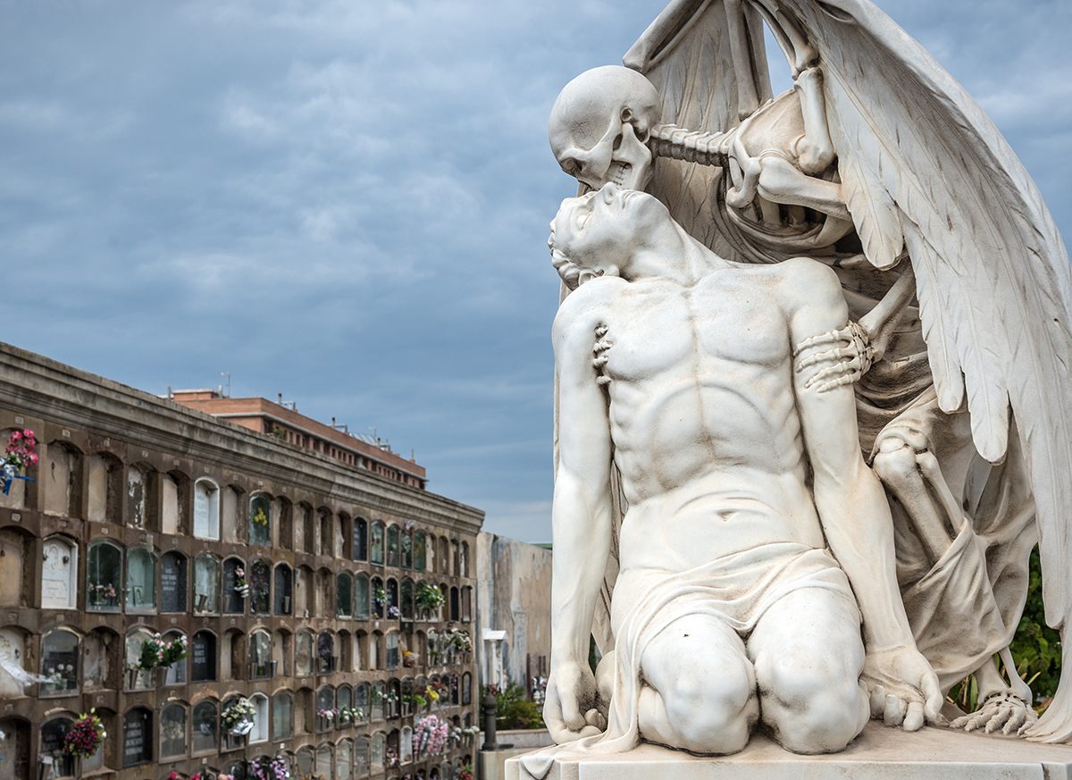 <em>The Kiss of Death</em>, designed by Joan Fonternat and carved by Jaume Barba in 1930, in Barcelona’s Poblenau Cemetery. It marks the grave of textile manufacturer Josep Llaudet Soler. 