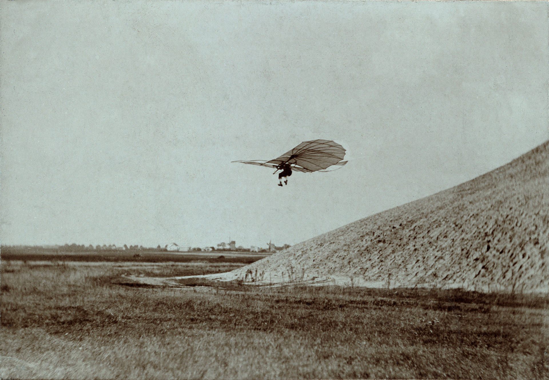 Otto Lilienthal gliding in his waking life in 1895.