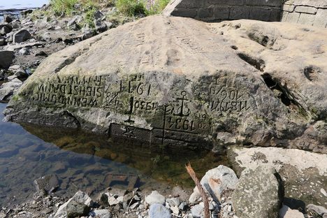 The best-known hunger stone, which reads "If you see me, weep."