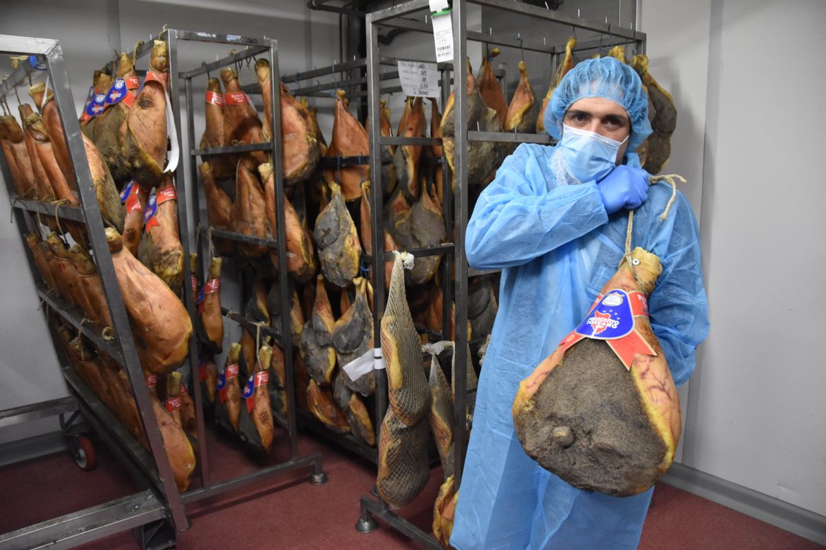 Walter Giorgi of Salumeria di Monte San Savino shows the POD brand on the rind of a Prosciutto Toscano. The aging process lasts at least 16 months.