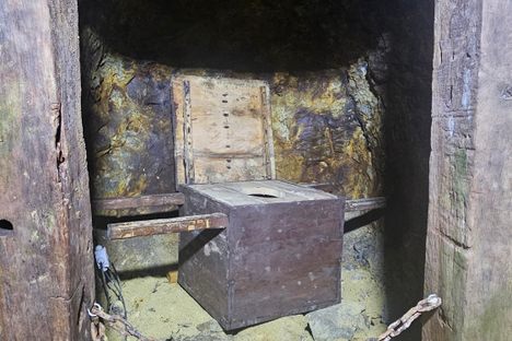 no plumming, all miners had their own bucket they had to wash in a stream in the presence of a foreman to be sure they were not sneaking out opals!
