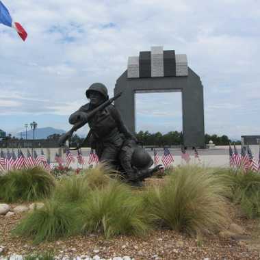 Statue of a soldier running up the beach.