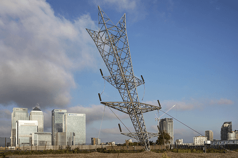 The pylon, in front of the Canary Wharf skyline