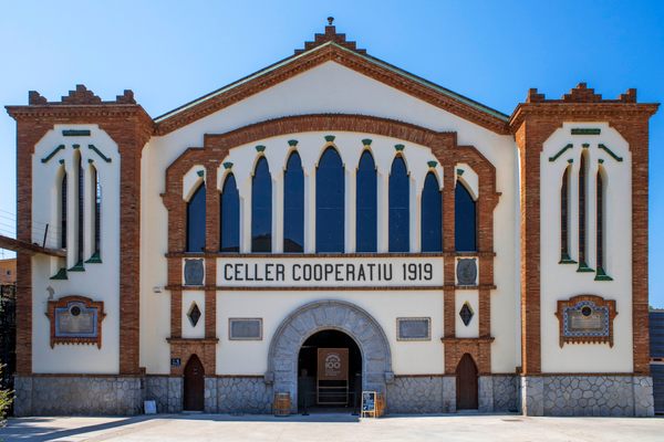 The Falset Marçà Cooperative in Tarragona is another work by Martinell.