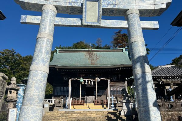 The porcelain Torii gate made in 1888.