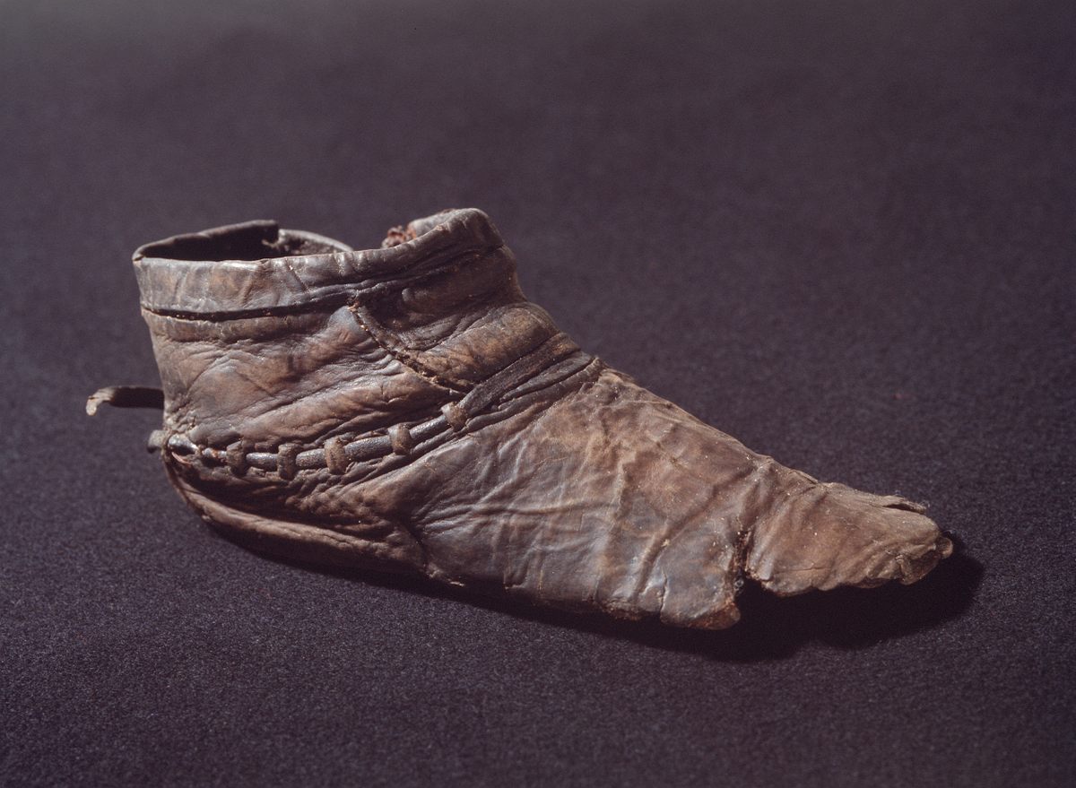 Hundreds of leather shoes, including children's shoes, were uncovered at Borgund. The find comprises the largest collection of shoes ever discovered from Norway's Viking Age. 