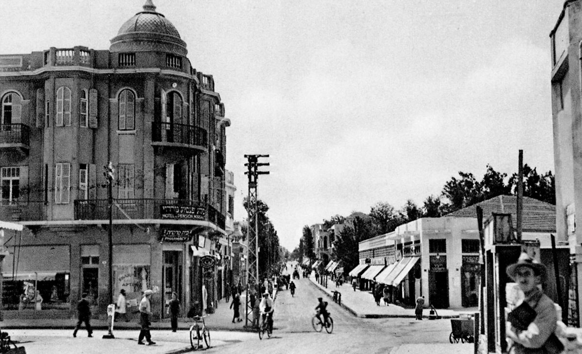 Nachlat Benjamin Street in Tel Aviv during the early 1920s.