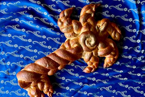 Cheryl Holbert's elaborate shlissel challah has a sunburst motif.