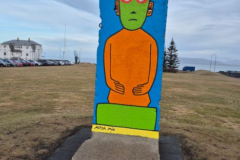 Berlin Wall section with Höfði House in the background 