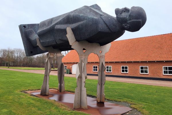 Lenin rests suspended four meters above the ground.