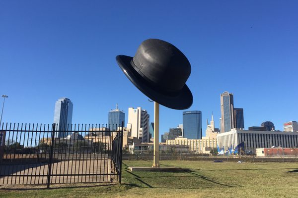 Bowler Hat Sculpture – Dallas, Texas - Atlas Obscura