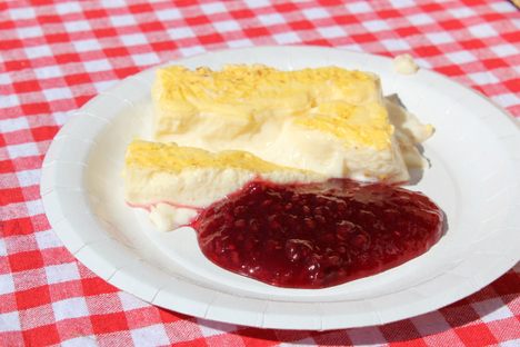 Kalvdans is often served with jam.