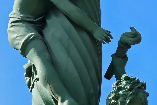 The statues of the children on the lamp standard near Cadogan Pier.