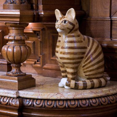 A statue at KattenKabinet