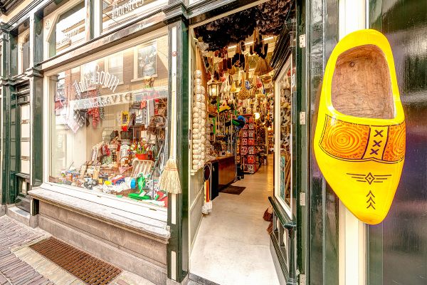 Square deal outlet shoe shop