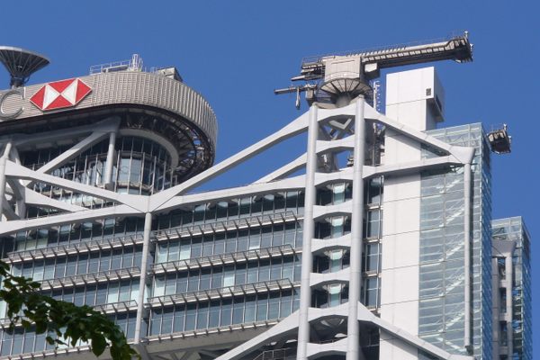 Detail of the cannon-shaped cranes.