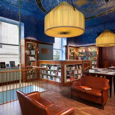 天花板是仿照慕尼黑Villa Stuck音乐教室的天花板设计的。