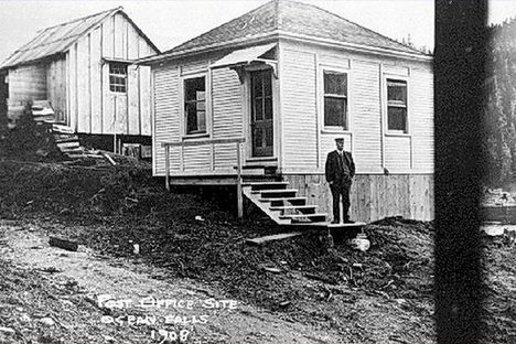 Ocean Falls post office in 1908 (Flickr/BCMT&TCo) 