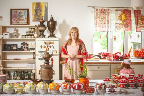 A guide speaking about Estonian tea traditions.