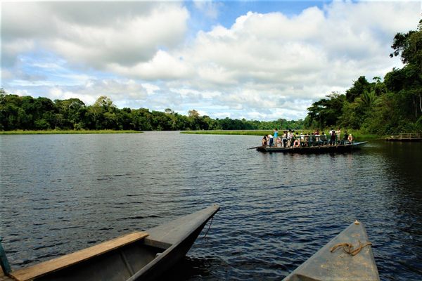Pontoon boat rides at Tres Chimbadas Lake