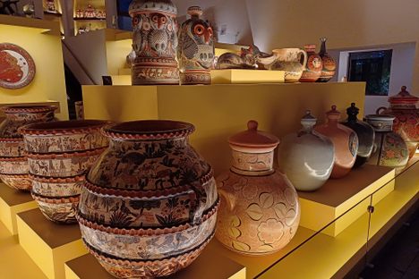 México 86 pottery collection.