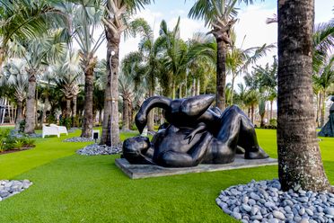 Other iconic sculptures include a stylized revisitation of the Greek myth of Leda and the Swan by Colombian sculptor Fernando Bottero.