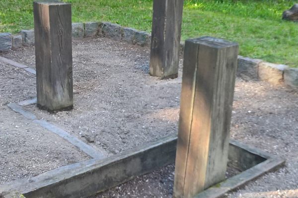 Markings of the instrumental pillars of the observatory. 