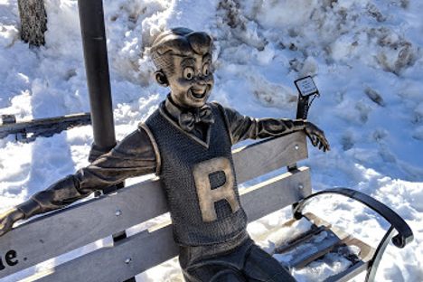 Statue of Archie Andrews, who can even smile despite the heavy snow the region receives.