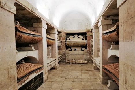 General view of the crypt.