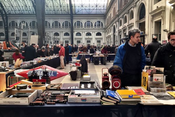 Vendors at the model train market