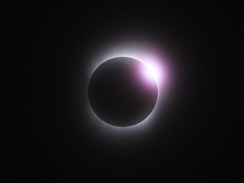 The "diamond ring" is just one large bead.