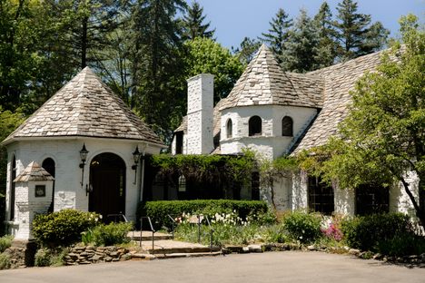 Hyeholde is a castle-like residence and elegant restaurant near Pittsburgh. 