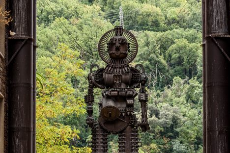 'Robot in Suspension' by Paul van Hoeydonk