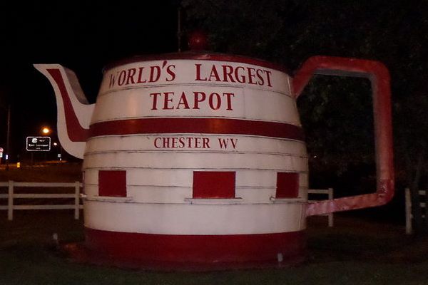 The Chester Teapot, at night