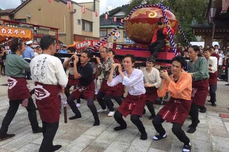 A team of about 25 people lifts the owan-mikoshi. 