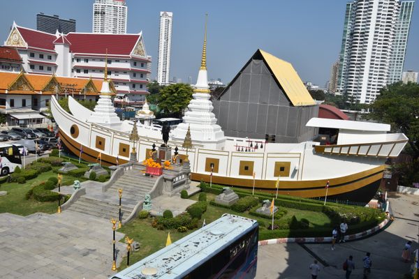 Wat Yannawa, the Boat Temple.