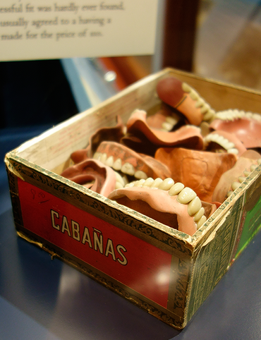 韦弗牙科博物馆的展品包括一大堆假牙。