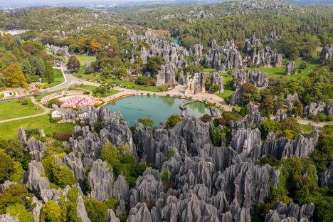 The Shilin scenic zone in Yunnan Province is a popular destination for tourists. 