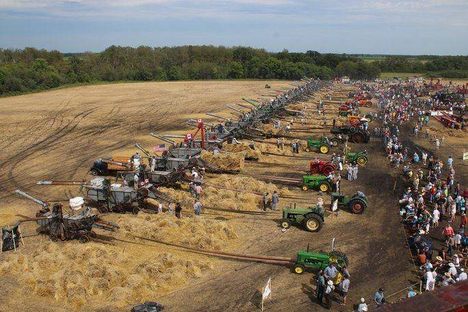 Some Farmers in Canada Set the World Record for Simultaneous Threshing