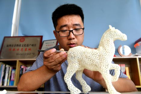 Chen Guorui's artworks—no matter the shape or size—are formed from base units of rice grains formed into triangles.