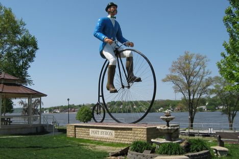 Riding the banks of the Mississippi